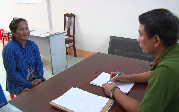 Bắt quả tang cụ bà 70 tuổi giả vờ hỏi mua vòng vàng rồi ra tay lấy trộm Ảnh 2