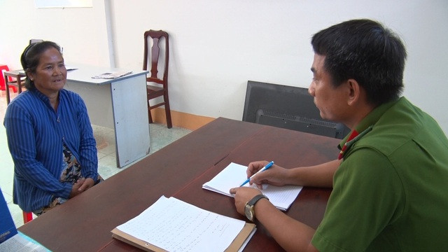 Bà Tuyết làm việc với cán bộ công an. Ảnh: Dân Trí