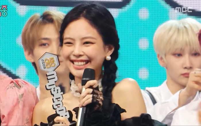 Fan BLACKPINK & RED VELVET được dịp xôn xao: Jennie mặc kệ màn encore, 'lật đật' chạy vào phía cánh gà chỉ để ôm chặt Irene Ảnh 2