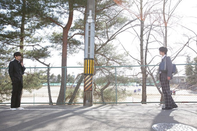 Đường kẻ vạch đường đã dẫn lối yêu thương cho hai chàng trai trẻ.