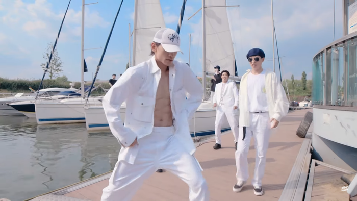 SSAK3 (Bi Rain - Lee Hyori - Yoo Jae Suk) nhây hết cỡ trong MV In Summer, thành viên thứ 4 bất ngờ lộ diện phút cuối? Ảnh 7