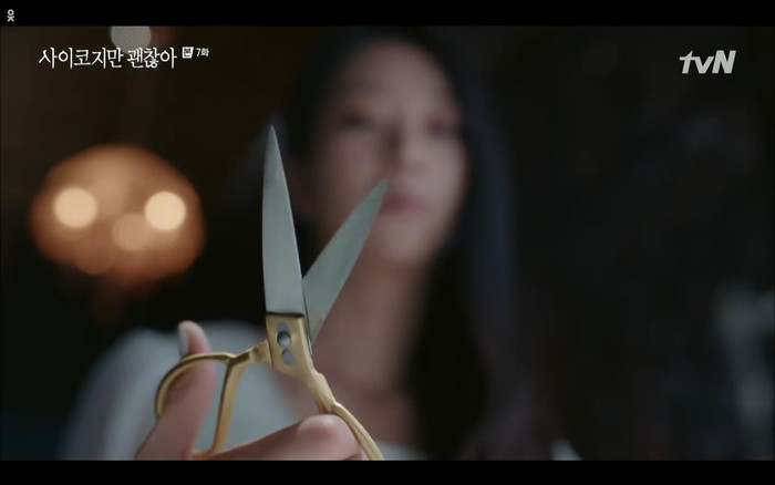 'Điên thì có sao' tập 7: Bị Kim Soo Hyun từ chối lời tỏ tình Seo Ye Ji cắt phăng mái tóc dài? Ảnh 5