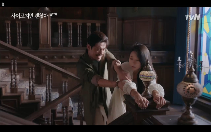 'Điên thì có sao' tập 7: Bị Kim Soo Hyun từ chối lời tỏ tình Seo Ye Ji cắt phăng mái tóc dài? Ảnh 8