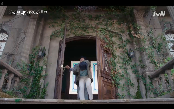 'Điên thì có sao' tập 7: Bị Kim Soo Hyun từ chối lời tỏ tình Seo Ye Ji cắt phăng mái tóc dài? Ảnh 10