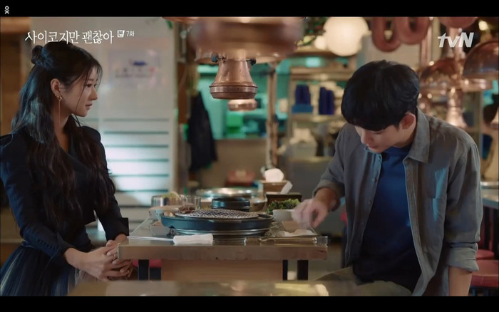 'Điên thì có sao' tập 7: Bị Kim Soo Hyun từ chối lời tỏ tình Seo Ye Ji cắt phăng mái tóc dài? Ảnh 14