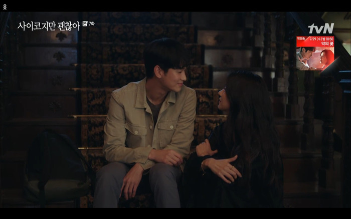 Kang Tae tặng gấu bông cho Moon Young. 