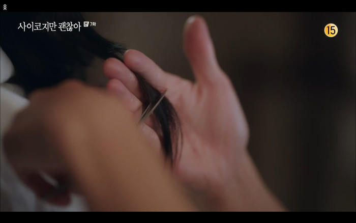 'Điên thì có sao' tập 7: Bị Kim Soo Hyun từ chối lời tỏ tình Seo Ye Ji cắt phăng mái tóc dài? Ảnh 32