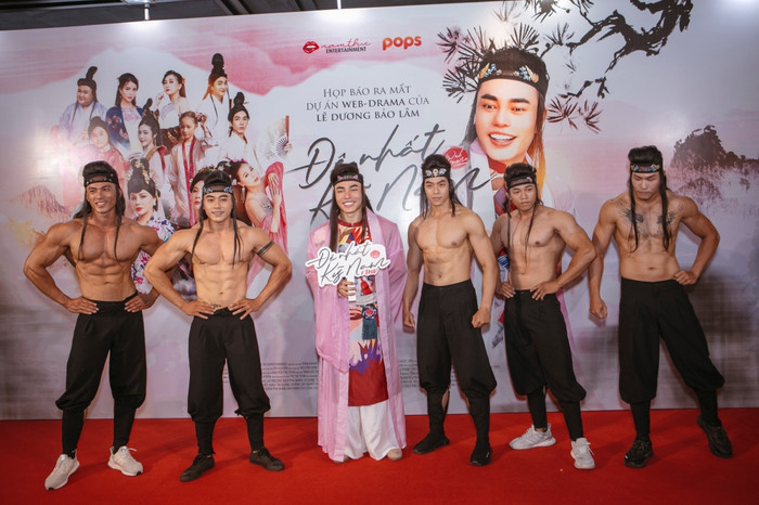 Họp báo phim 'Đệ nhất kỹ nam': Lê Dương Bảo Lâm 'e thẹn' bên dàn trai đẹp, Nam Thư hóa kiều nữ quyến rũ Ảnh 11