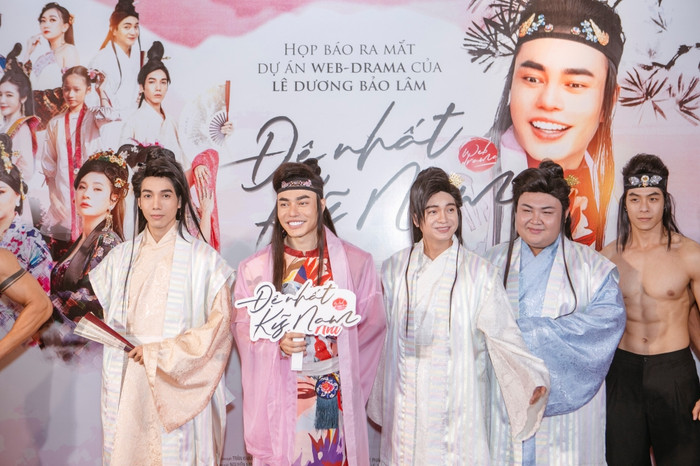 Họp báo phim 'Đệ nhất kỹ nam': Lê Dương Bảo Lâm 'e thẹn' bên dàn trai đẹp, Nam Thư hóa kiều nữ quyến rũ Ảnh 10