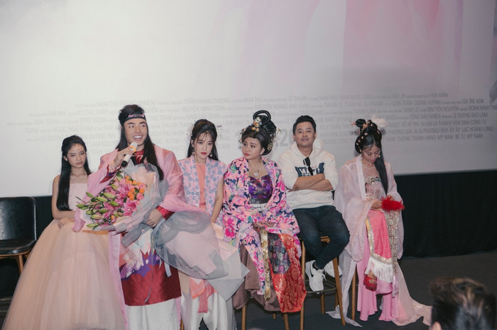 Họp báo phim 'Đệ nhất kỹ nam': Lê Dương Bảo Lâm 'e thẹn' bên dàn trai đẹp, Nam Thư hóa kiều nữ quyến rũ Ảnh 15