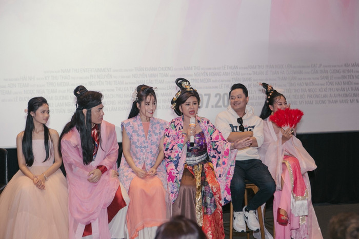 Họp báo phim 'Đệ nhất kỹ nam': Lê Dương Bảo Lâm 'e thẹn' bên dàn trai đẹp, Nam Thư hóa kiều nữ quyến rũ Ảnh 20