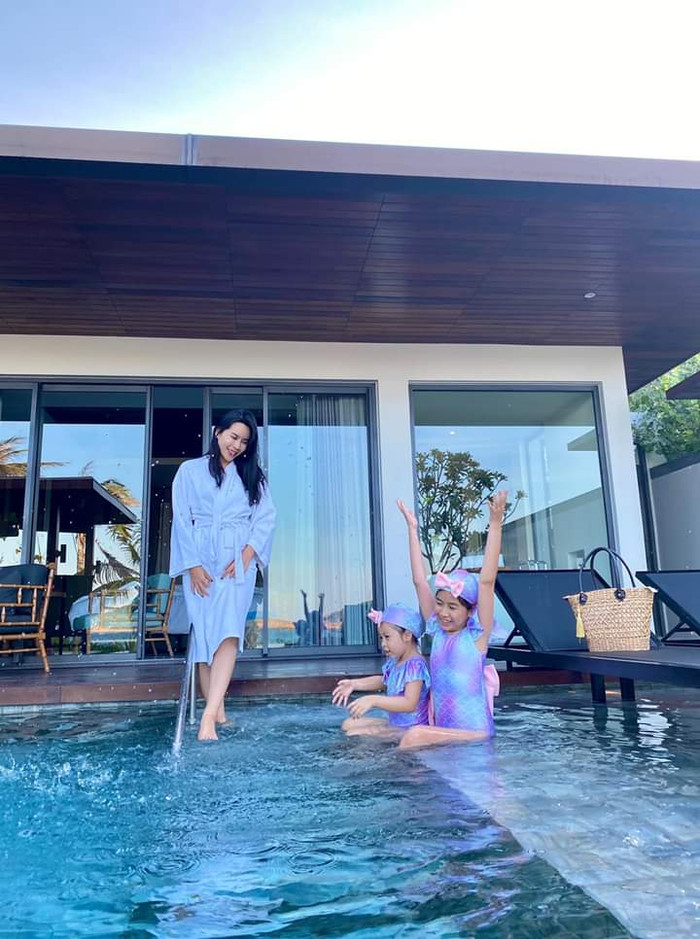 Lưu Hương Giang vui chơi cùng 2 cô con gái cưng tại hồ bơi khu nghỉ dưỡng