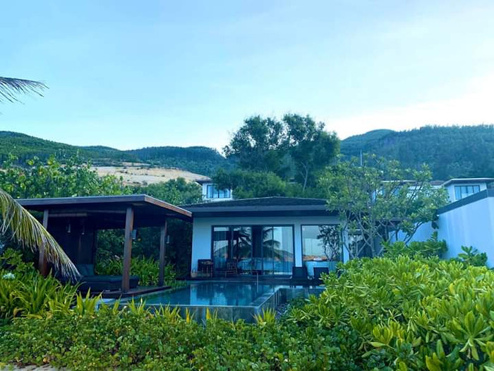 Hình ảnh căn villa riêng biệt mà gia đình vợ chồng nam nhạc sĩ đã ở trong những ngày qua