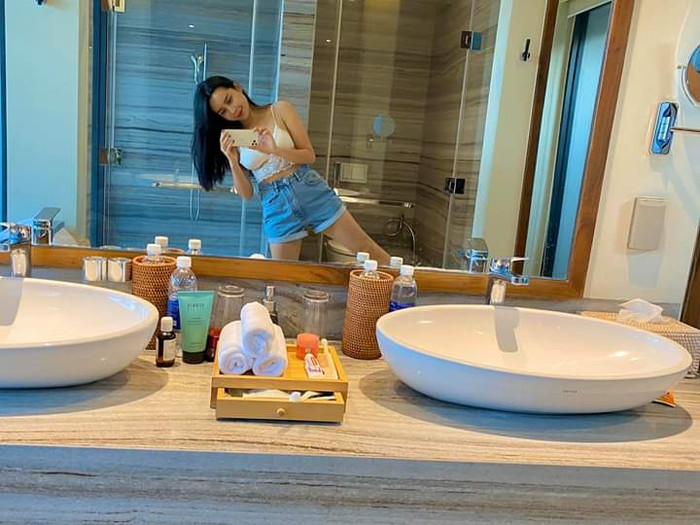 Nữ ca sĩ khoe ảnh selfie đầy trẻ trung trong phòng tắm