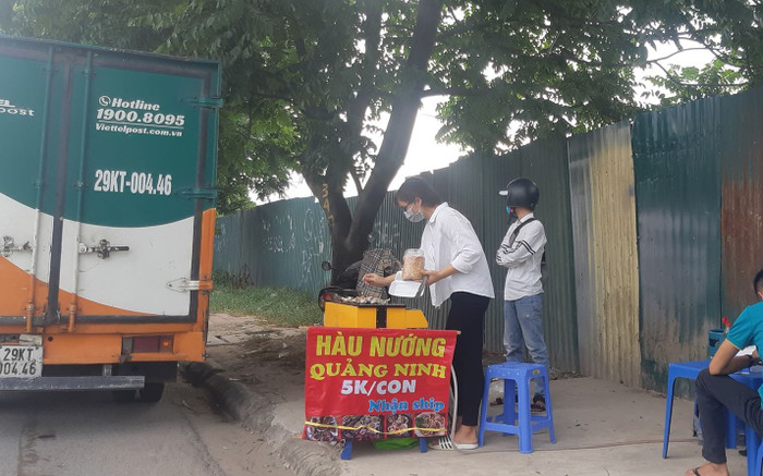 Tiệm nướng ngay sát đường thế này mọi người cũng lo lắng đến vệ sinh an toàn thực phẩm.