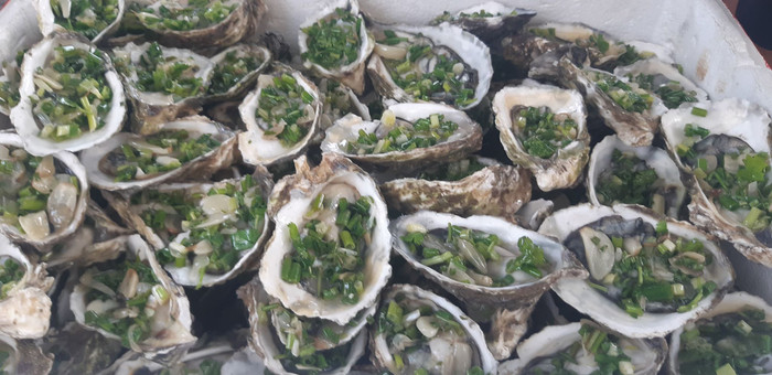 Với hàu khi đã bóc tách ra không nấu ăn luôn mà lại bảo quản theo kiểu vỉa hè sẽ không thể đảm bảo an toàn khi ăn.