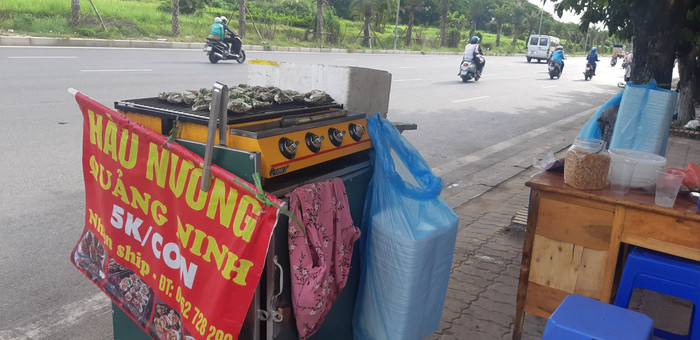 Hàu nướng vỉa hè giá 5k xuất hiện nhiều trên đường phố Hà Nội, người bán kiếm bạc triệu mỗi ngày Ảnh 10