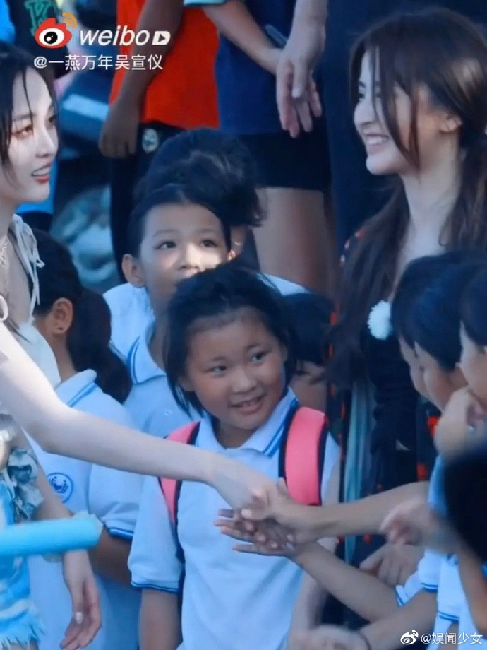 Kim Tử Hàm - Ngô Tuyên Nghi: Hai đại mỹ nhân của nhà Yuehua hội tụ, nhan sắc một chín một mười Ảnh 9