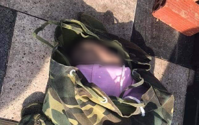 Cô gái trẻ đeo ba lô chứa thi thể trẻ sơ sinh đang phân hủy Ảnh 2