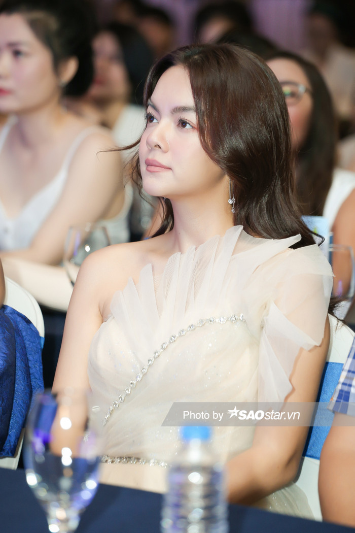 Không cần 'hở bạo' Ngọc Trinh vẫn chiếm trọn 'spotlight', ngẫu hứng trợ diễn cực 'sung' cho Phạm Quỳnh Anh Ảnh 7