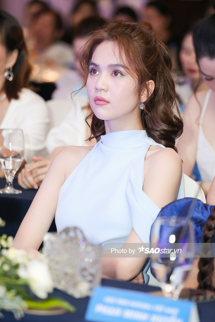 Không cần 'hở bạo' Ngọc Trinh vẫn chiếm trọn 'spotlight', ngẫu hứng trợ diễn cực 'sung' cho Phạm Quỳnh Anh Ảnh 8