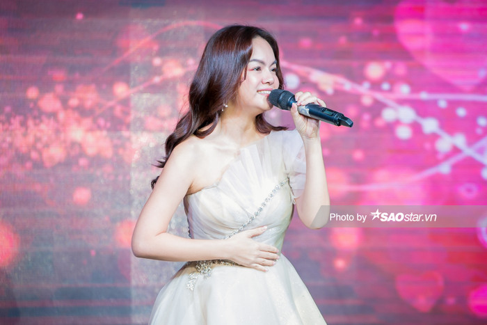 Không cần 'hở bạo' Ngọc Trinh vẫn chiếm trọn 'spotlight', ngẫu hứng trợ diễn cực 'sung' cho Phạm Quỳnh Anh Ảnh 10