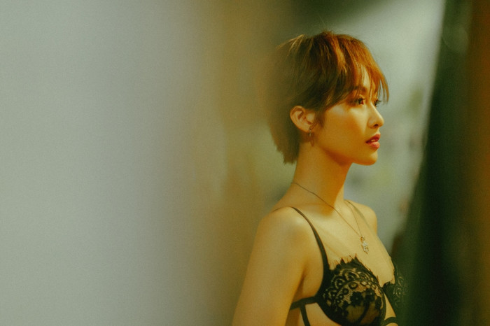 MV mới của Khả Ngân có gì hay mà Isaac, Diệu Nhi, Bảo Thy,... đồng loạt chia sẻ rầm rộ thế này? Ảnh 7