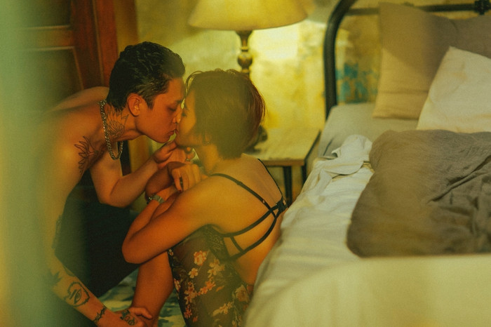 MV mới của Khả Ngân có gì hay mà Isaac, Diệu Nhi, Bảo Thy,... đồng loạt chia sẻ rầm rộ thế này? Ảnh 6