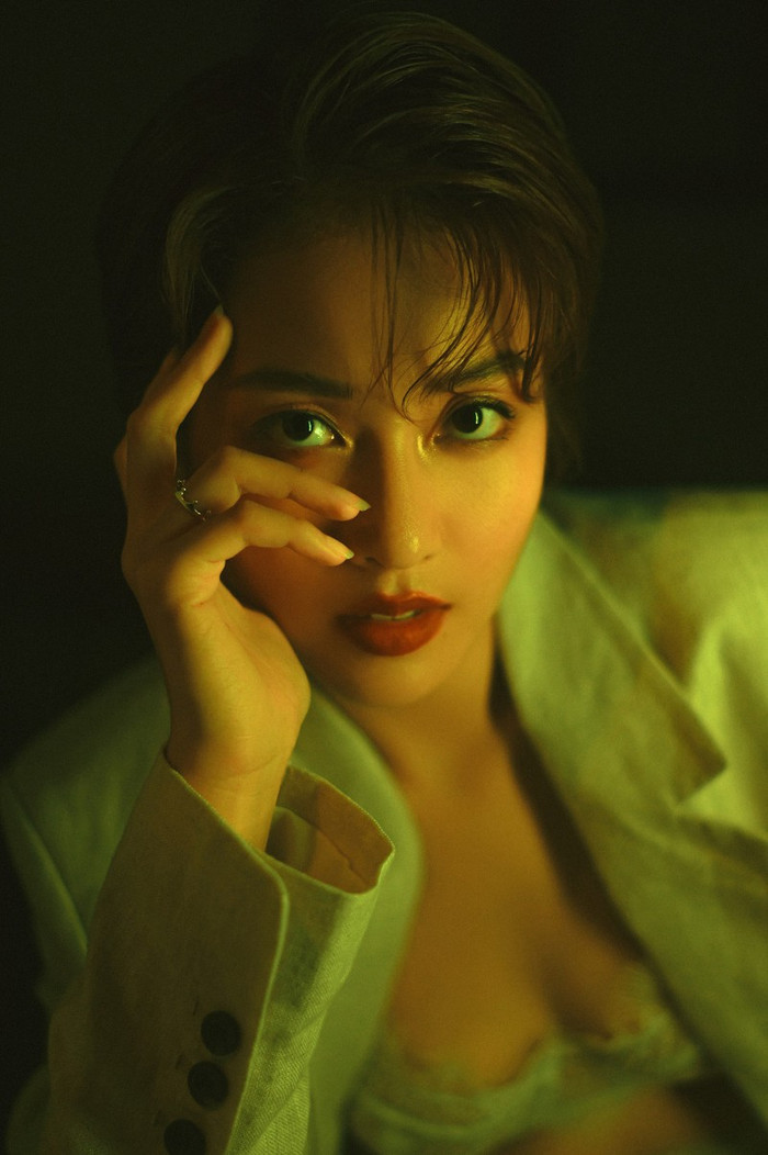 MV mới của Khả Ngân có gì hay mà Isaac, Diệu Nhi, Bảo Thy,... đồng loạt chia sẻ rầm rộ thế này? Ảnh 18