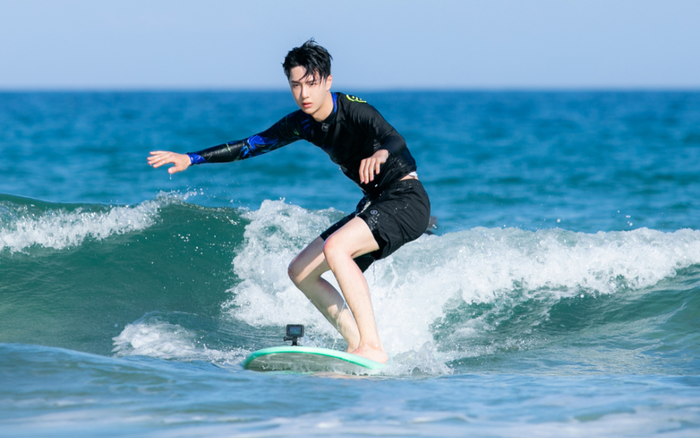 Vương Nhất Bác trở thành tiêu điểm trong 'Tiệm lướt sóng mùa hè', fan tự hào dân mạng bất ngờ Ảnh 2