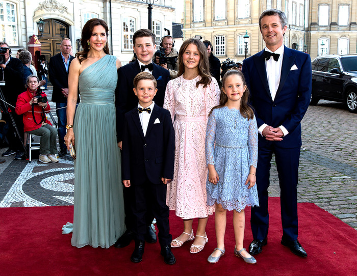 1 năm sau, cô đã sửa lại hoàn toàn phần trên của chiếc váy. 