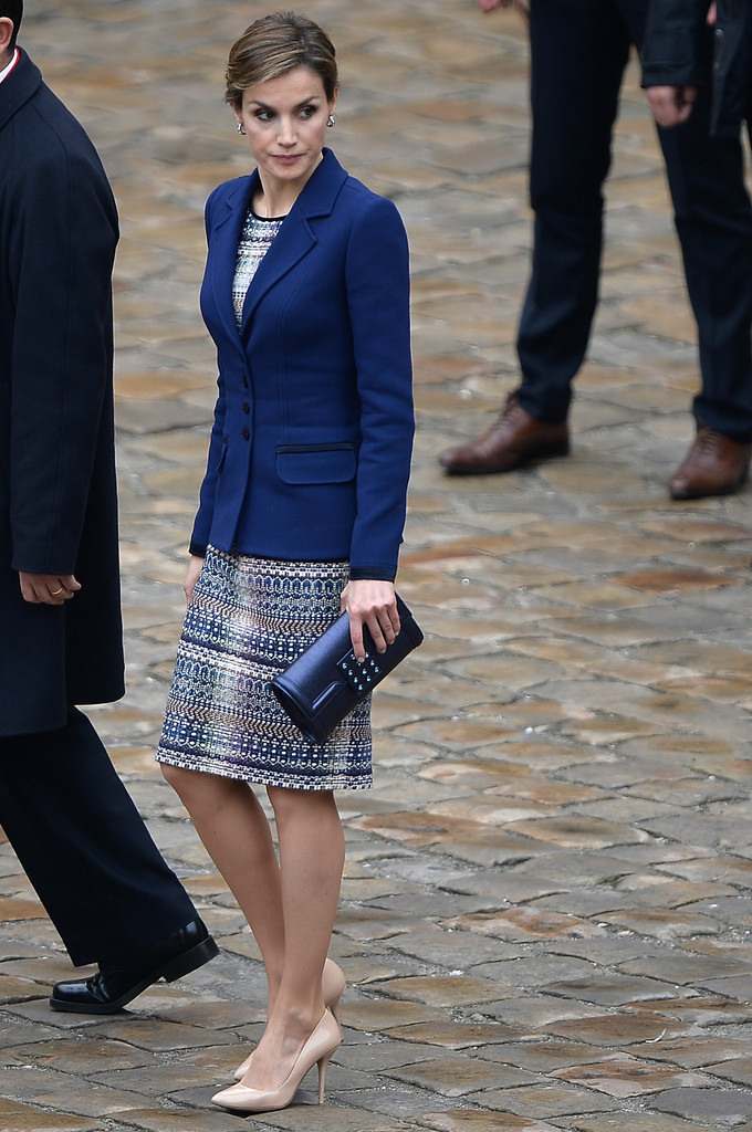 Nữ hoàng Letizia của Tây Ban Nha mặc áo khoác ra ngoài váy để tạo vẻ ngoài nghiêm túc. 