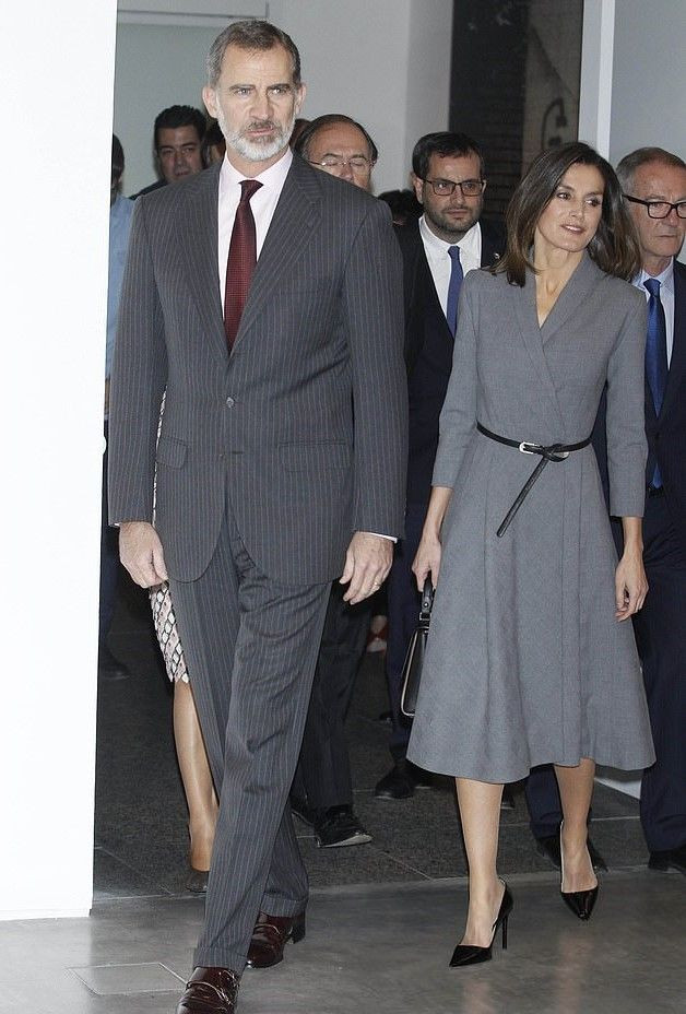 Năm 2018, Nữ hoàng Tây Ban Nha mặc một chiếc váy màu xám đơn giản với thắt lưng đen. 