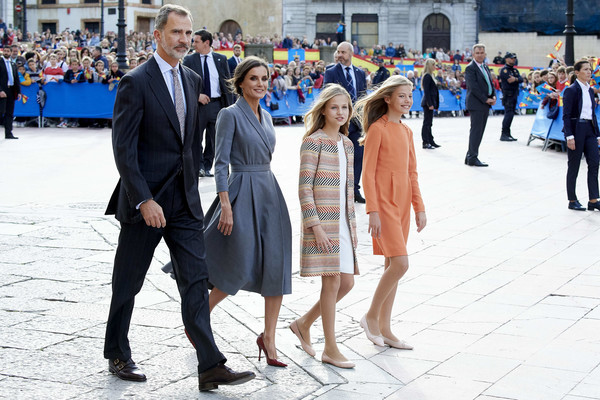 Một năm sau, bà mặc lại chiếc váy này nhưng bỏ thắt lưng và đi giày cao gót màu đỏ. 