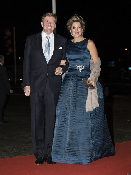 Nữ hoàng Máxima của Hà Lan mặc một chiếc váy màu xanh đậm cho lễ kỷ niệm Công chúa Beatri năm 2014. 