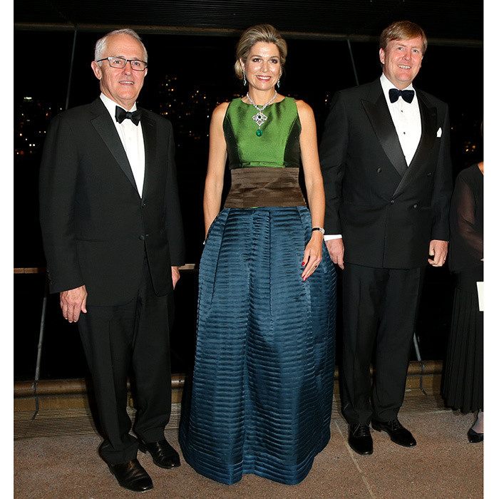 Năm 2016, bà đã sửa nó thành chiếc váy ba màu. 