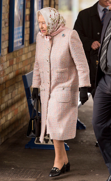 Lần đầu tiên Nữ hoàng Elizabeth II mặc chiếc áo khoác màu hồng này là vào năm 2015. 