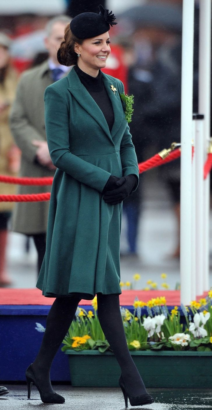 Và 1 năm sau, cô mặc chiếc váy như một chiếc áo khoác. 