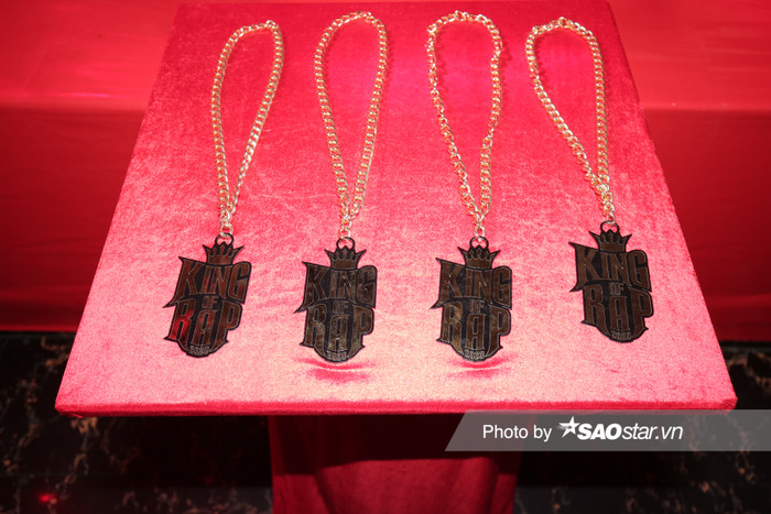 Thí sinh vượt qua vòng ghi hình sẽ nhận được 'tín vật' đặc biệt - dây chuyền King Of Rap 2020: Biểu tượng cho lòng tin - niềm đam mê và tinh thần 'chiến binh' khi bước vào cuộc đua tranh ngôi vương quyền.