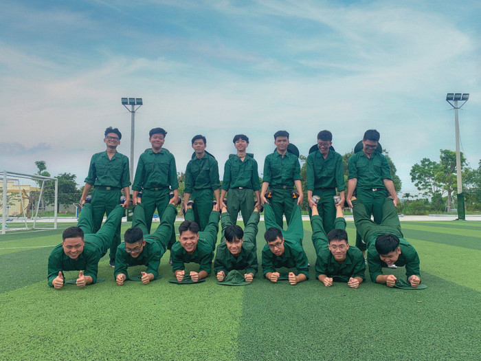 Bỏ lại những giờ học mệt mỏi trên giảng đường, ai cũng giữ trên môi những nụ cười vui tươi...