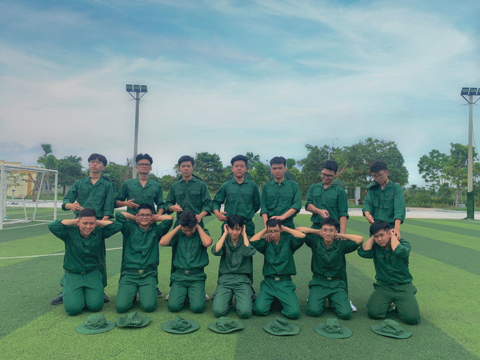 Các nam sinh cũng không thua kém 'hội chị em' đâu nhé, rất nhiều kiểu tạo dáng 'cool ngầu' đây này!