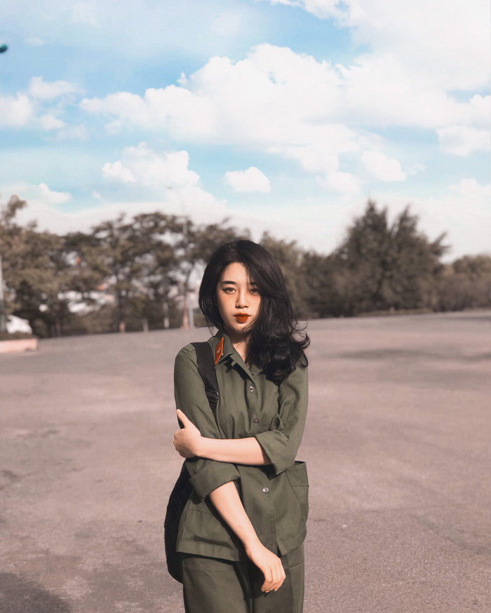 Cô bạn xinh đẹp như hotgirl trong màu áo quân sự