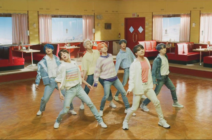 BTS trong MV Boy With Luv.