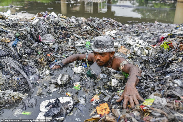 Chất thải sinh hoạt, nhựa, chất thải y tế, công nghiệp và chất thải điện tử được đổ xuống 50 điểm chủ yếu trên các kênh và sông ở Savar.