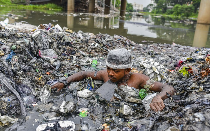 Mình trần dọn rác thải ngập ngụa dưới dòng kênh đen kịt bốc mùi hôi thối Ảnh 2