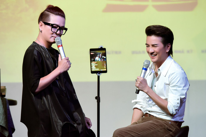 Để khiến buổi gặp gỡ thêm phần sôi động, Đàm Vĩnh Hưng còn trổ tài “chốt đơn” CD ngay trên livestream cùng bạn thân Vũ Hà.&nbsp;