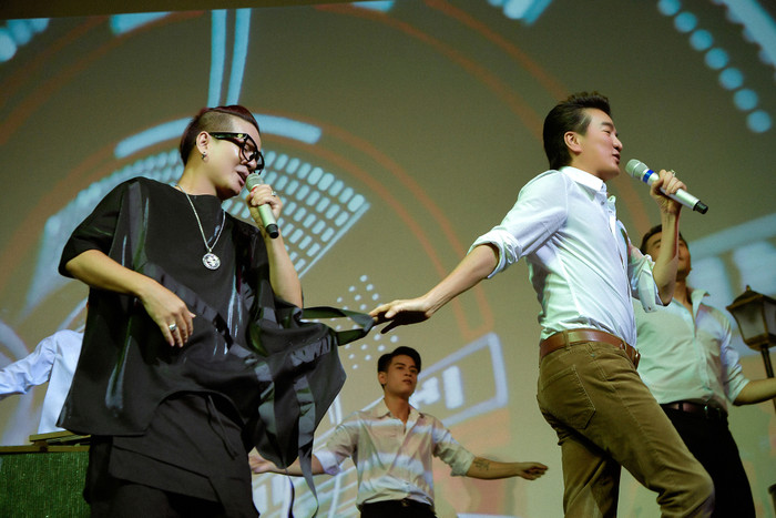 Đôi bạn thân vẫn không thôi trêu chọc nhau ngay trên sân khấu.