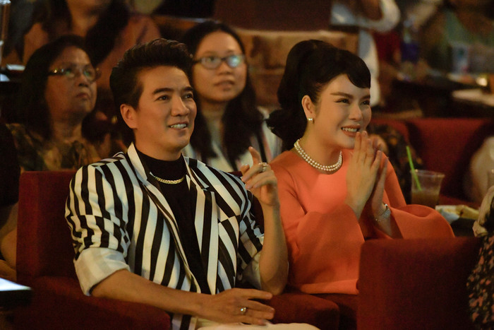 Đúng 16h, MV Chuyện loài hoa dang dở được công chiếu.