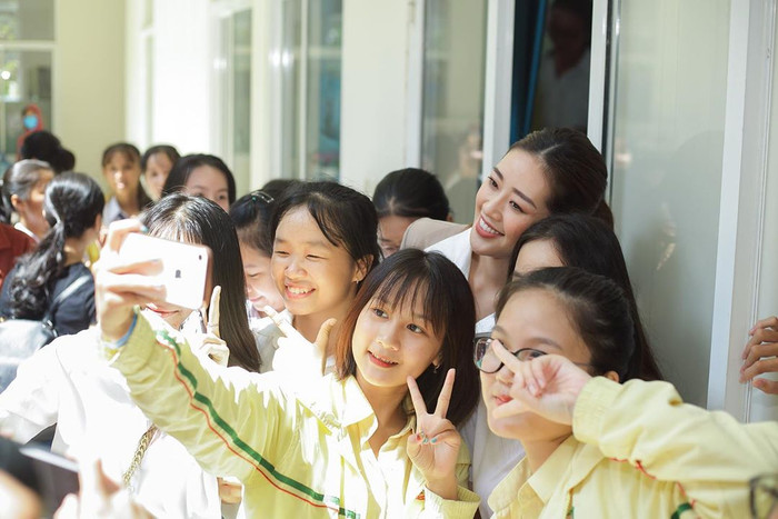 Hoa hậu Khánh Vân diện suit thanh lịch, rạng rỡ chụp ảnh cùng các bạn học sinh trong chuyến đi công tác vì hoạt động cộng đồng.