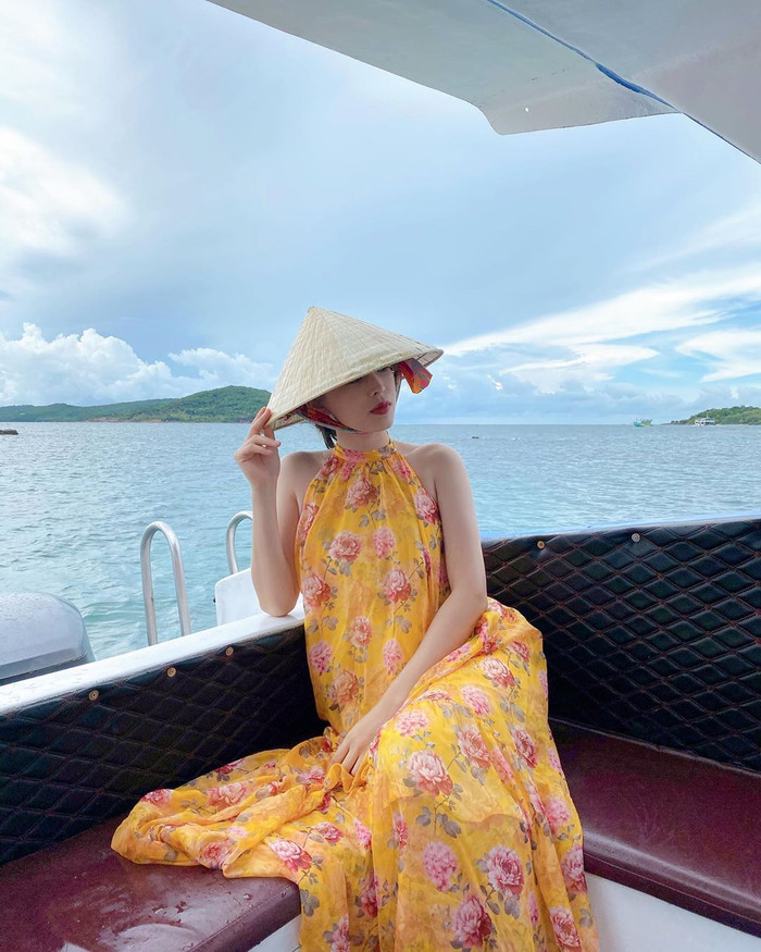 Á hậu Bùi Phương Nga diện váy hoa khoe vai trần gợi cảm.